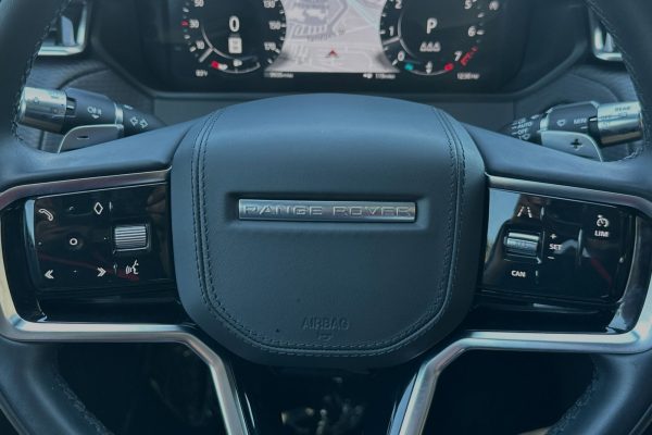 4eab3de4c2cb4b9aa7e70793de7f44e6 2021 Land Rover Range Rover Velar R-Dynamic S