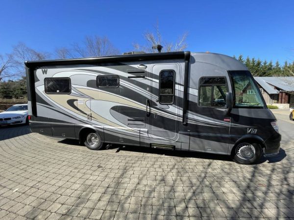 62313359d109c6457702ff99 2013 Winnebago VIA 25Q