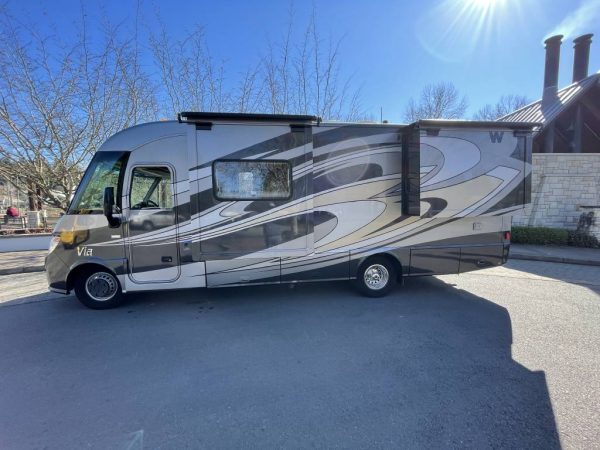 6231335e6140fe07ac58377b 2013 Winnebago VIA 25Q