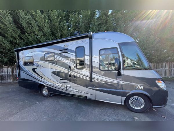 62313363456d9e5be652be13 2013 Winnebago VIA 25Q