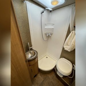 6233a838d8d25c4f8224eaec 2013 Winnebago VIA 25Q