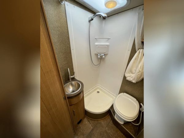 6233a838d8d25c4f8224eaec 2013 Winnebago VIA 25Q