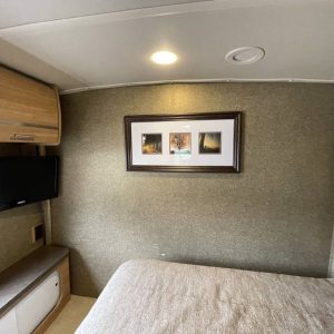 6233a83fe8ec74298c159786 2013 Winnebago VIA 25Q