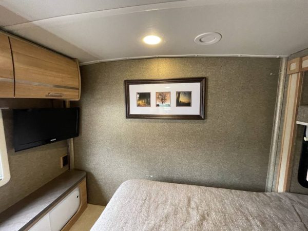 6233a83fe8ec74298c159786 2013 Winnebago VIA 25Q