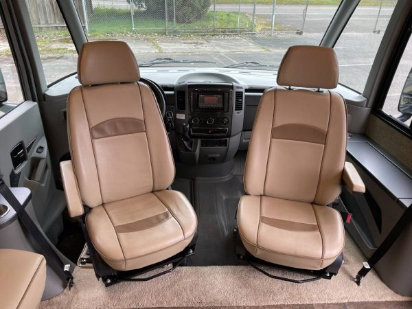 6233a8514cbb2175b3683833 2013 Winnebago VIA 25Q