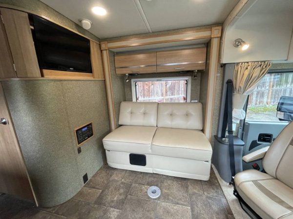 6233a853da9c9517a37fa7f3 2013 Winnebago VIA 25Q