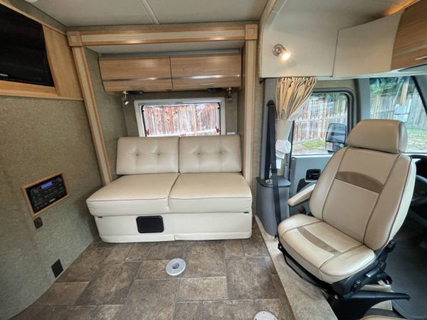 6233a856b90ef2336f1a78d3 2013 Winnebago VIA 25Q