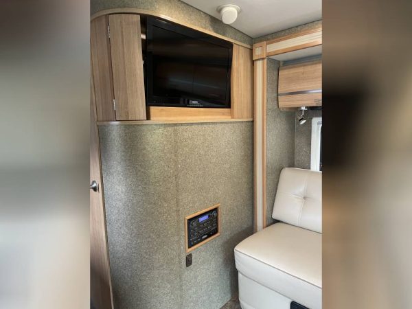 6233a85841287b40e670f2a1 2013 Winnebago VIA 25Q