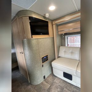 6233a85a6a2f094e9c360f85 2013 Winnebago VIA 25Q