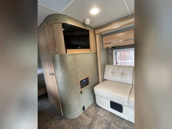 6233a85a6a2f094e9c360f85 2013 Winnebago VIA 25Q