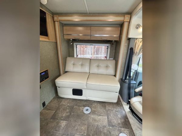 6233a85c803d1f59881a34e5 2013 Winnebago VIA 25Q
