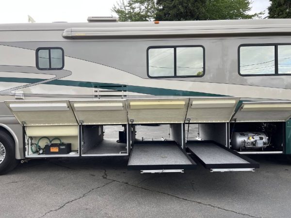 62b4a221d13e4052215bbb83 2002 Country Coach Class A RV INTRIGUE 40 SUITE OF DREAMS
