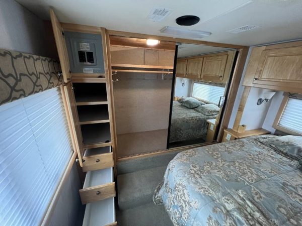 62b4a22e4e284b1f051034bc (1) 2002 Country Coach Class A RV INTRIGUE 40 SUITE OF DREAMS