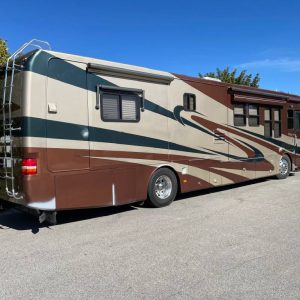 63558829b79dd14f1579880f 2005 Monaco Class A RV WINDSOR 40PAQ
