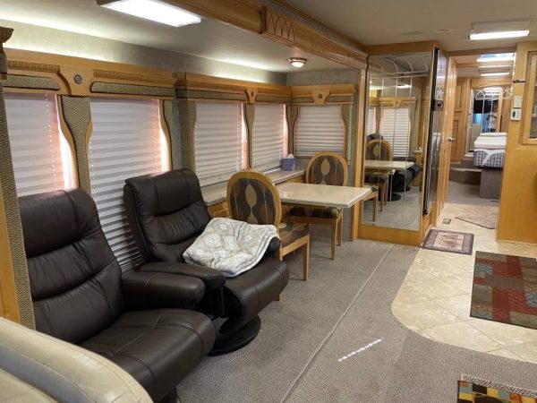 6355895f0e48152d676ac043 2005 Monaco Class A RV WINDSOR 40PAQ