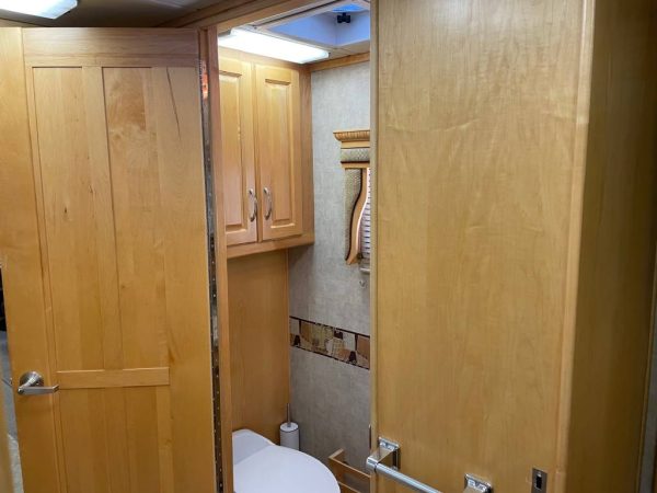 635589b6b0021528025c73c3 2005 Monaco Class A RV WINDSOR 40PAQ