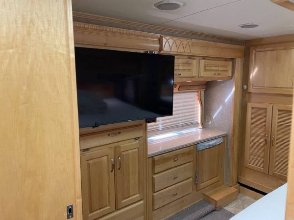 635589d85061491c45007f1c 2005 Monaco Class A RV WINDSOR 40PAQ