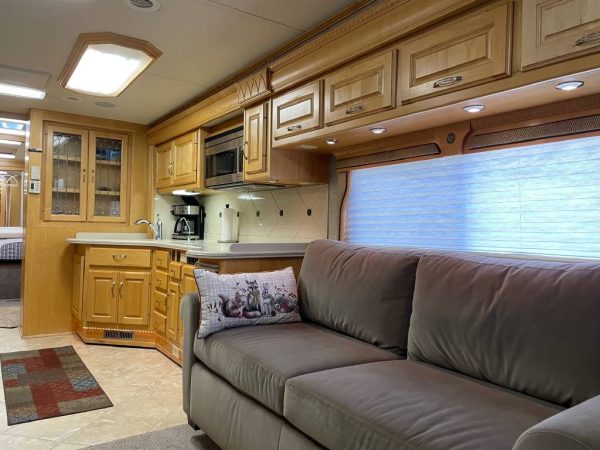63558ae1c2c1a5075109de98 2005 Monaco Class A RV WINDSOR 40PAQ