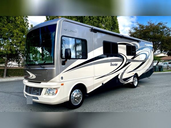 639269790e92bb7a6e05fad1 2014 Fleetwood Class A RV BOUNDER 33C