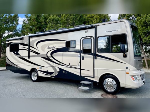 6392699ff550f73f556941f3 2014 Fleetwood Class A RV BOUNDER 33C