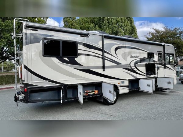 63926ac6a58d546bfd5bc0b7 2014 Fleetwood Class A RV BOUNDER 33C