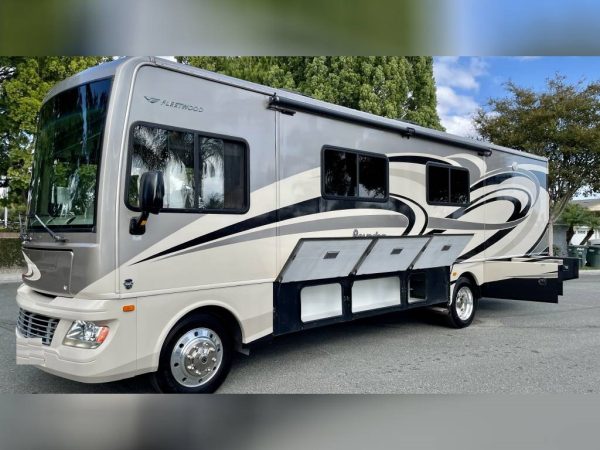 63926adbbe497c146f6f4f43 2014 Fleetwood Class A RV BOUNDER 33C