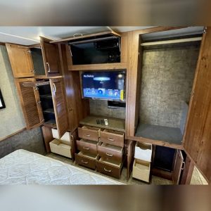 63926b7ef024a95c8b2964d4 2014 Fleetwood Class A RV BOUNDER 33C