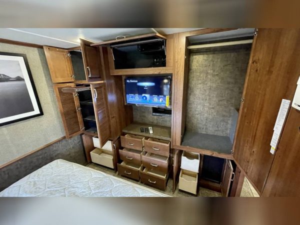 63926b7ef024a95c8b2964d4 2014 Fleetwood Class A RV BOUNDER 33C