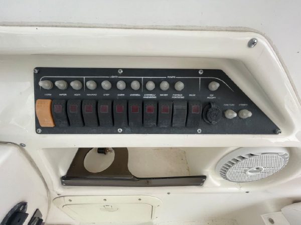 8266372_20220330110736842_1_XLARGE 2002 Boston Whaler 255 Conquest