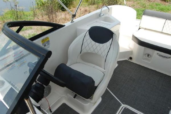 8486599_0_080920221321_9 2020 Bayliner DX2200