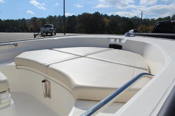 8565664_20221026050113075_1_XLARGE 2020 Boston Whaler 170 Montauk