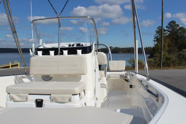 8565664_20221026050124454_1_XLARGE 2020 Boston Whaler 170 Montauk