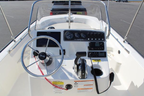 8565664_20221026050140096_1_XLARGE 2020 Boston Whaler 170 Montauk