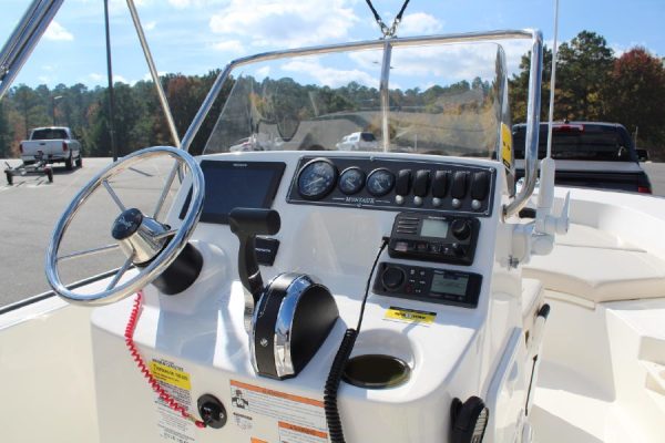 8565664_20221026050150916_1_XLARGE 2020 Boston Whaler 170 Montauk