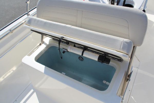 8565664_20221026050209683_1_XLARGE 2020 Boston Whaler 170 Montauk