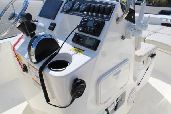 8565664_20221026050247634_1_XLARGE 2020 Boston Whaler 170 Montauk