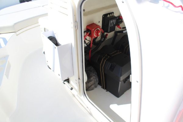 8565664_20221026050410572_1_XLARGE 2020 Boston Whaler 170 Montauk