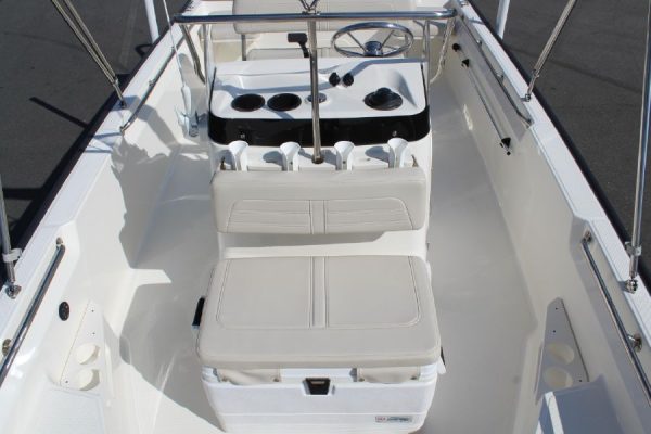 8565664_20221026050440728_1_XLARGE 2020 Boston Whaler 170 Montauk