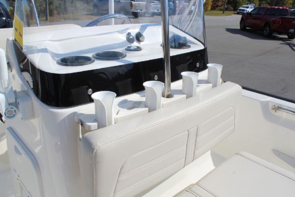 8565664_20221026050452038_1_XLARGE 2020 Boston Whaler 170 Montauk