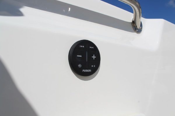 8565664_20221026050459995_1_XLARGE 2020 Boston Whaler 170 Montauk
