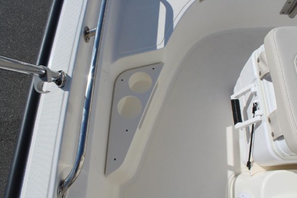 8565664_20221026050510781_1_XLARGE 2020 Boston Whaler 170 Montauk