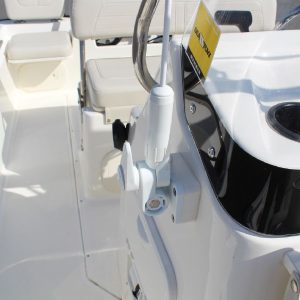 8565664_20221026050519317_1_XLARGE 2020 Boston Whaler 170 Montauk
