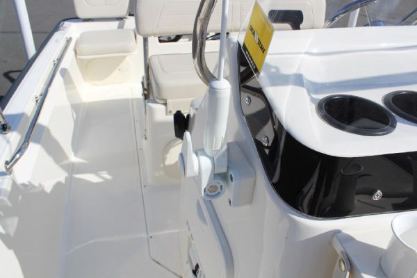 8565664_20221026050519317_1_XLARGE 2020 Boston Whaler 170 Montauk