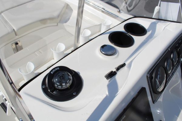 8565664_20221026050549053_1_XLARGE 2020 Boston Whaler 170 Montauk