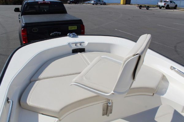 8565664_20221026050558810_1_XLARGE 2020 Boston Whaler 170 Montauk