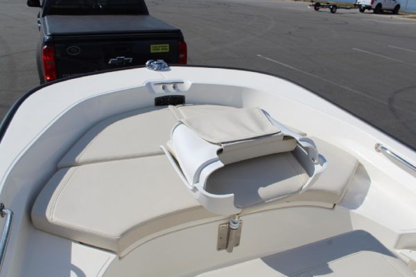 8565664_20221026050607546_1_XLARGE 2020 Boston Whaler 170 Montauk
