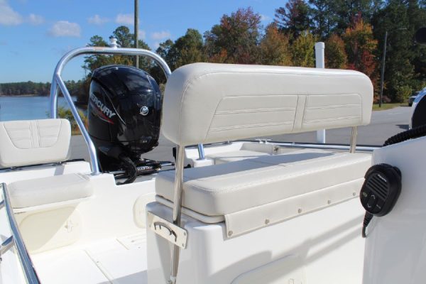 8565664_20221026050647310_1_XLARGE 2020 Boston Whaler 170 Montauk