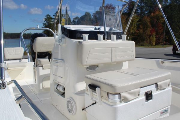 8565664_20221026050705880_1_XLARGE 2020 Boston Whaler 170 Montauk