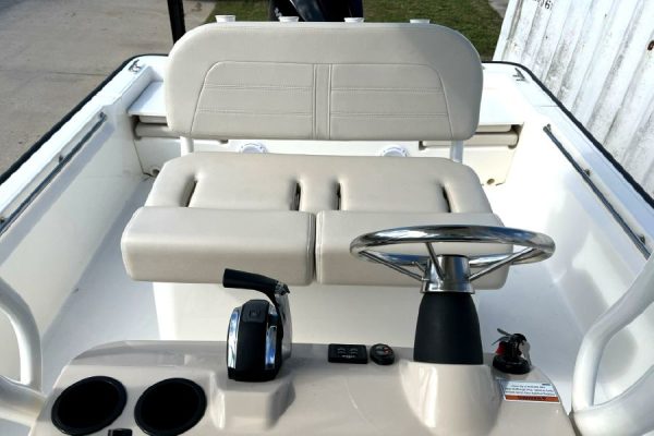 8616961_20221205134223978_1_XLARGE 2020 Boston Whaler Montauk 210