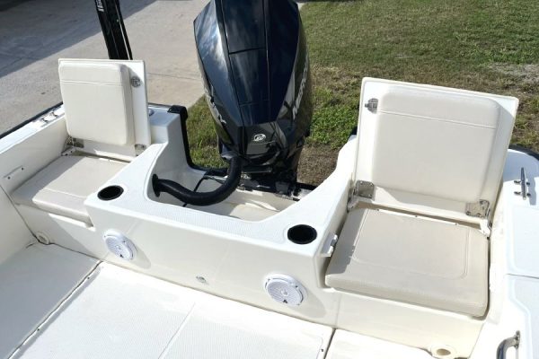 8616961_20221205134229986_1_XLARGE 2020 Boston Whaler Montauk 210